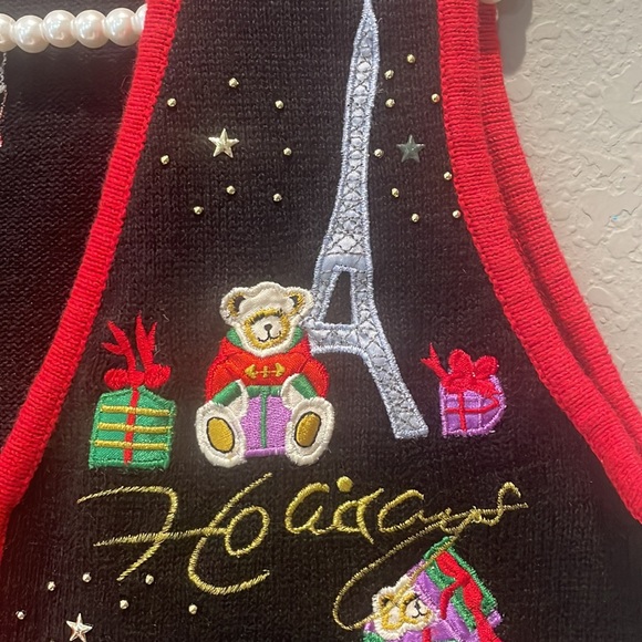 Christmas knit vest with zipper featuring landmarks from around the World - Picture 5 of 11